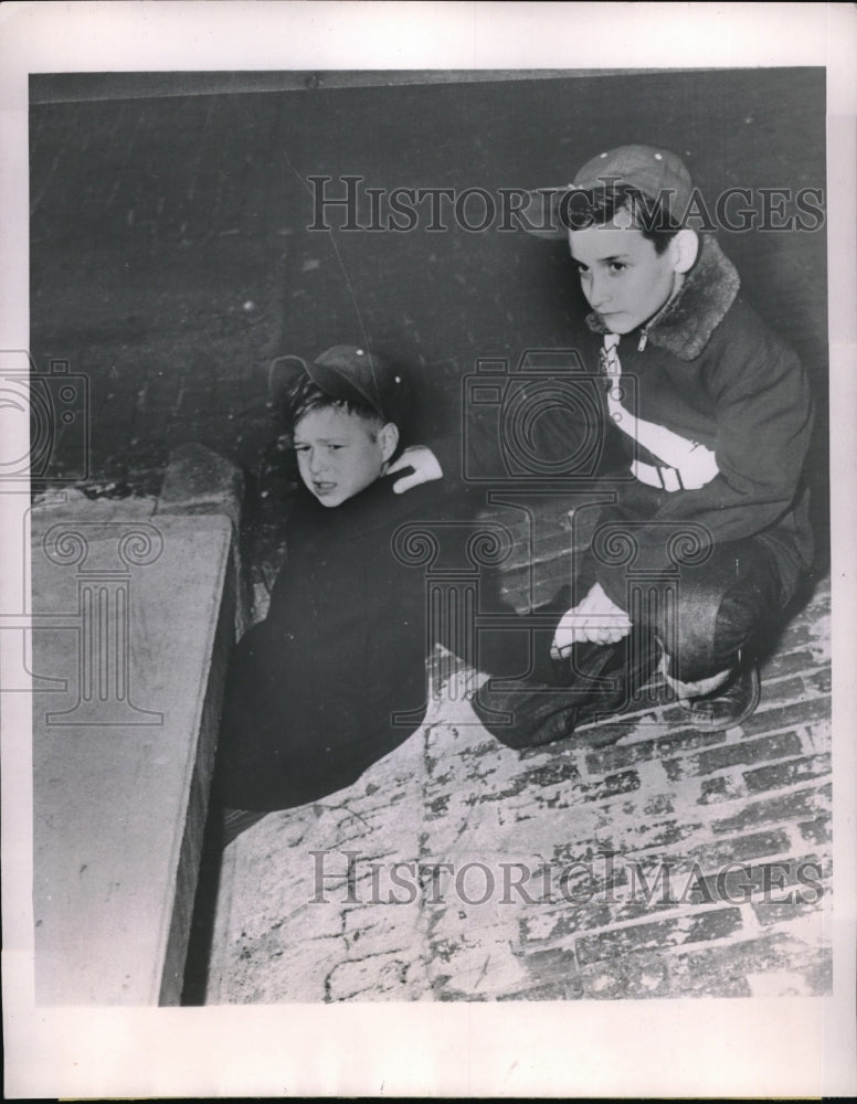 1953 Press Photo Ronald Pfeil helped by Ron Faveere who&#39;s stuck in sewer - Historic Images