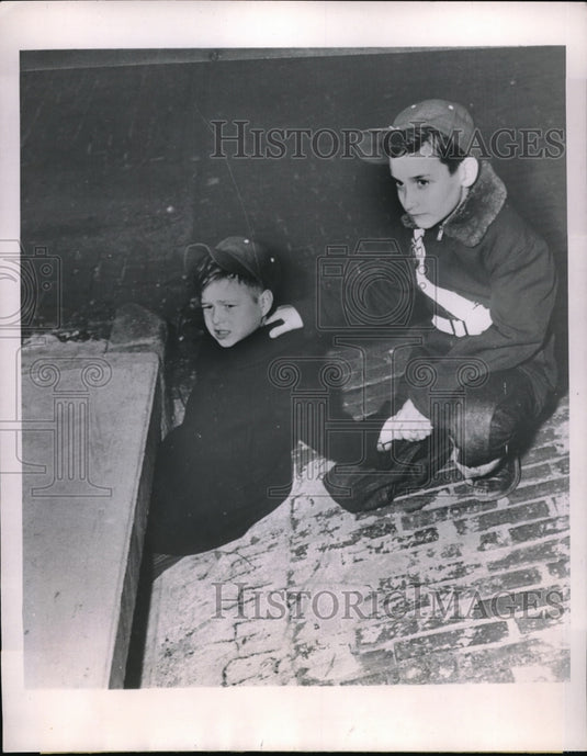 1953 Press Photo Ronald Pfeil helped by Ron Faveere who's stuck in sewer - Historic Images
