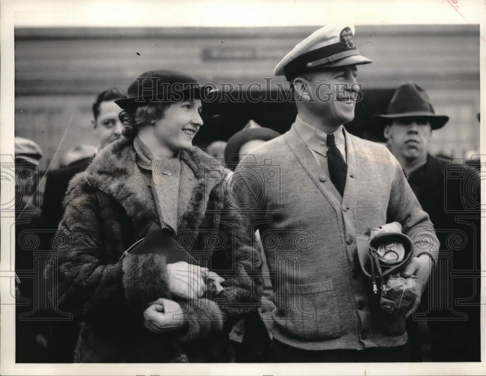 1935 Press Photo Lieut Commander Jess Kenworthy and Mrs Kenworthy - neb49378 - Historic Images