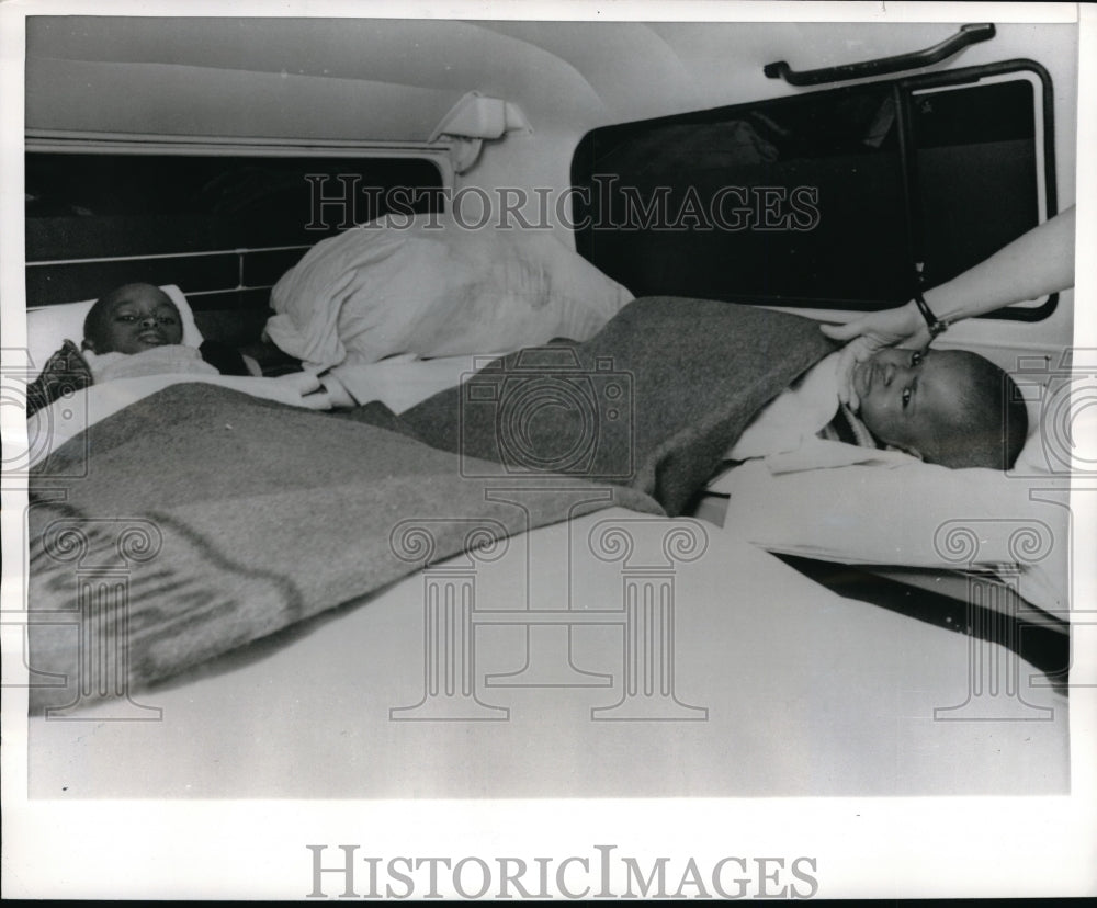 1970 Press Photo Baifron children resting in an ambulance - neb49468 - Historic Images