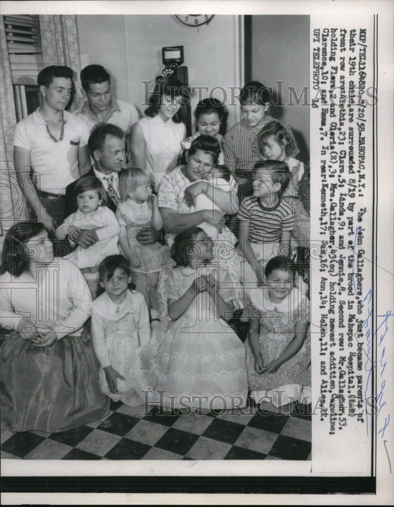 1958 Press Photo Mr. and Mrs. John Gallagher &amp; their 19 children, Mahopac, NY - Historic Images