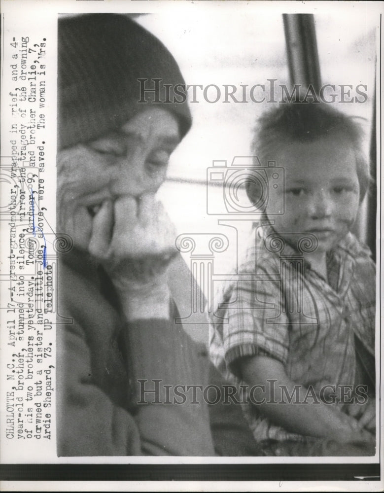 1958 Press Photo Tommy Gardner and Little Joe saved-Historic Images