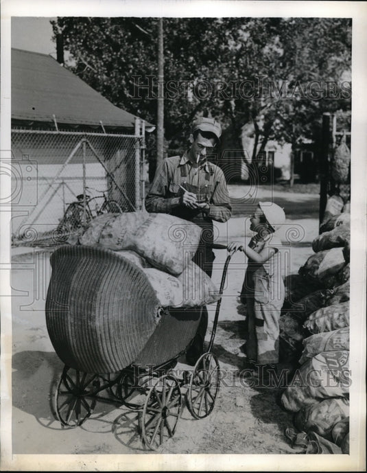 1943 Press Photo Young Edward Lincoln Delivers Load of Pods in Baby Buggy - Historic Images