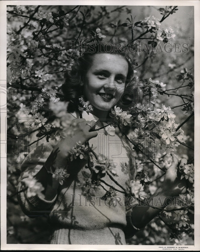 1948 Press Photo Mary Grant posing with apple blossoms in West Virginia - Historic Images