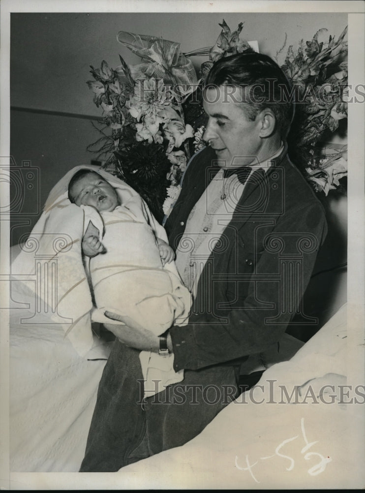 1934 Press Photo John Lyons, helper in Lindbergh ransom case, with newborn child - Historic Images