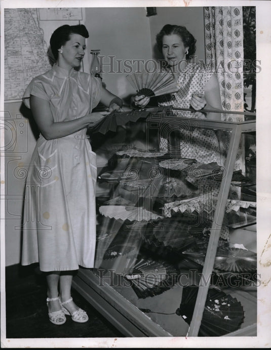 1956 Press Photo Mrs. Richard L. Gross, Mrs. Robert Hoffman, with glass showcase - Historic Images