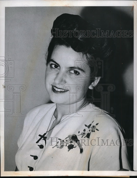 1947 Mary Giote, 21, is planning a wedding to man she hasn't met - Historic Images