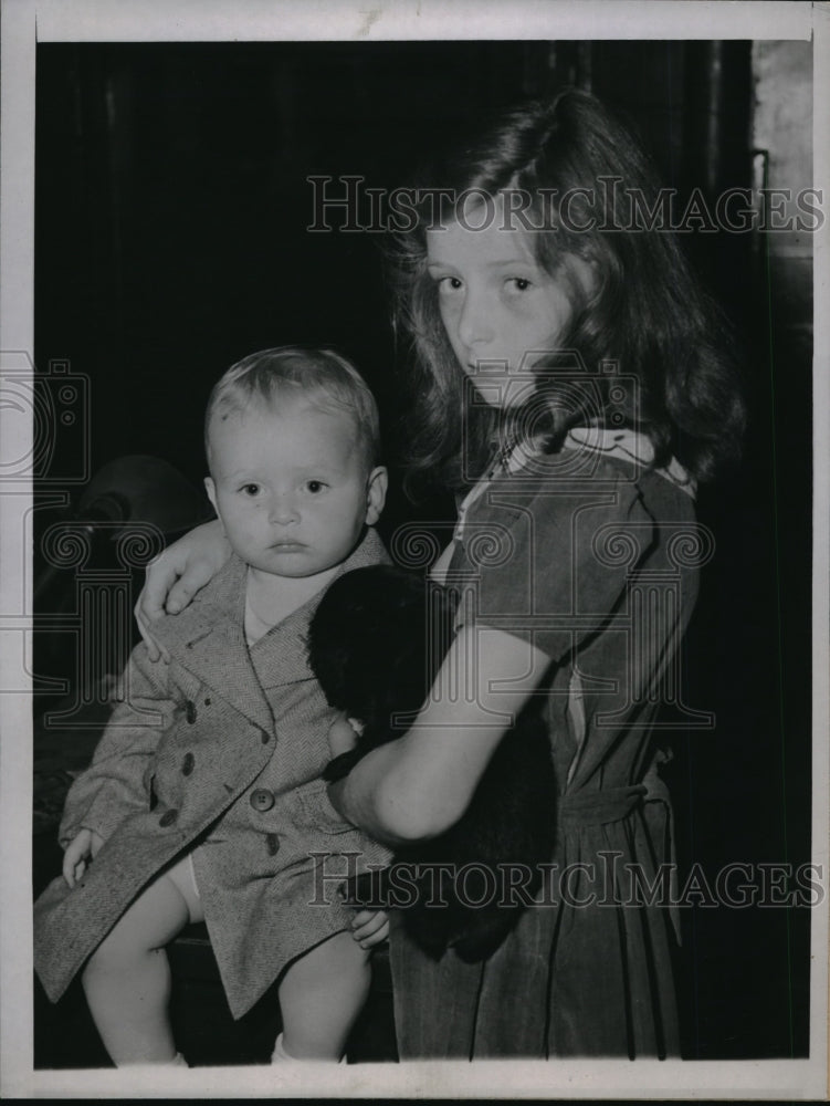 1947 Press Photo Frank Griswald, 15-months-old, Beth Griswald, 11 - neb49802-Historic Images