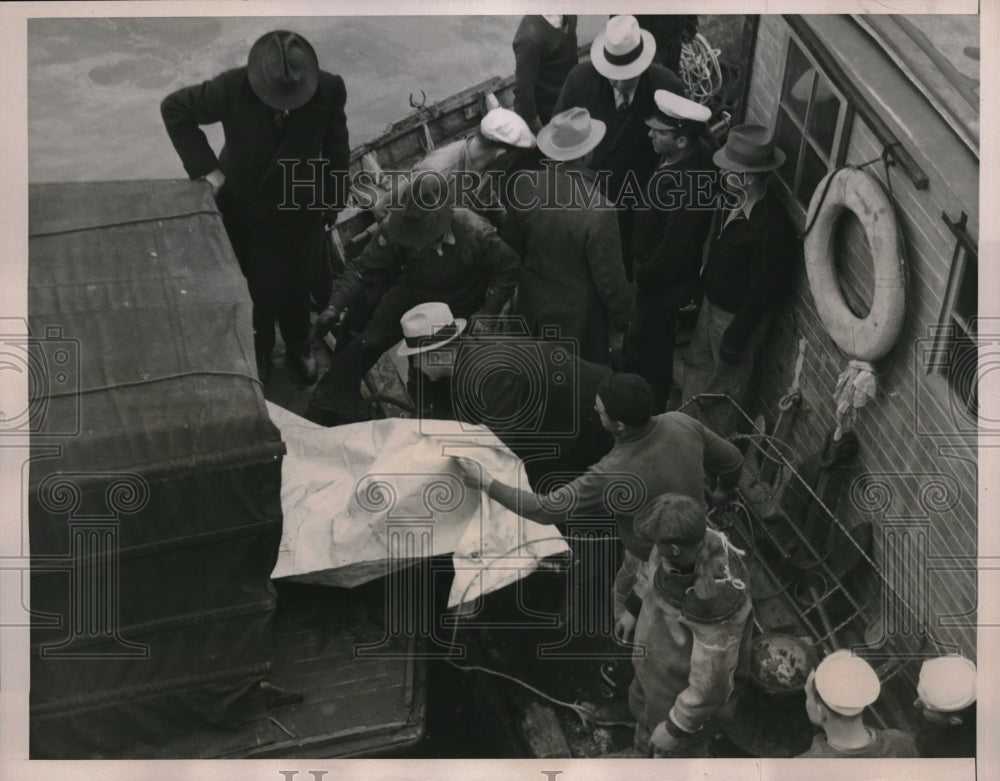 1937 Rescue workers remove R Kimmel body from plane wreckage - Historic Images