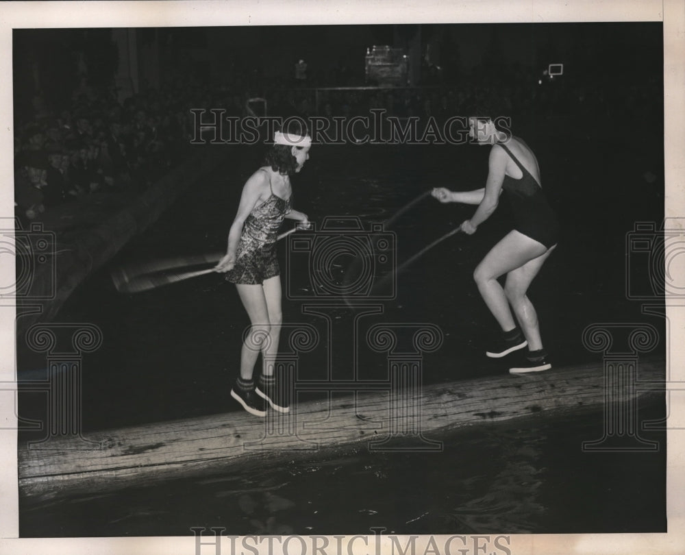 1940 Press Photo Log Rolling Champ Mary Jean Malott Practices - Historic Images