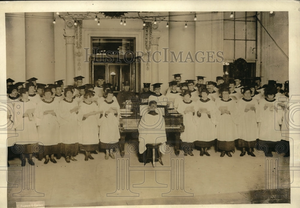 1923 choir of First Congregational Church caroling at White House - Historic Images