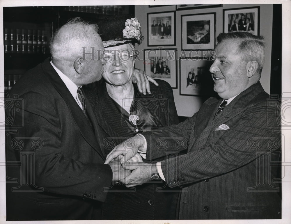 1947 Press Photo Patrick Griffin & wife Caroline reconcile at divorce court - Historic Images