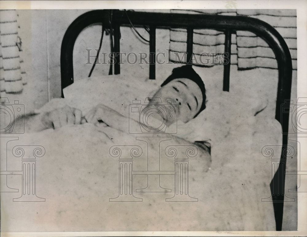 1938 Clare, Mich Byron Geller in hospital from shooting  - Historic Images