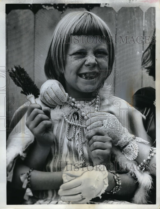 1962 Press Photo Terry Holzwart Gets Help While Marching In Rodeo Parade-Historic Images