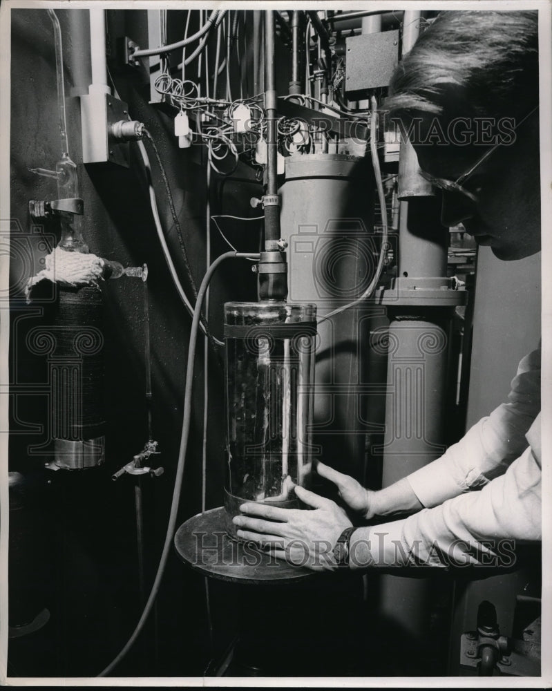 1950 Press Photo Jack Hathway Collects Cold Liquid Helium at Gen. Electric Lab - Historic Images