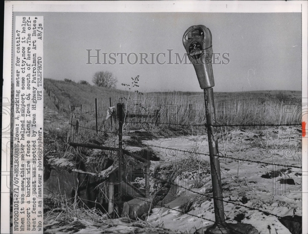 1967 Press Photo Parking Meeter In Melbourne, IA Now Supports Barbed Wire Fence - Historic Images