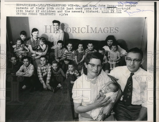 1957 Press Photo Mr & Mrs John Berg Pose With Their 18 Children-Historic Images