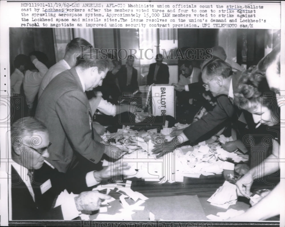 1962 Press Photo LA, Calif AFL-CIO officials &amp; striking Lockheed workers - Historic Images