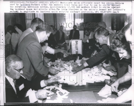 1962 Press Photo LA, Calif AFL-CIO officials & striking Lockheed workers - Historic Images