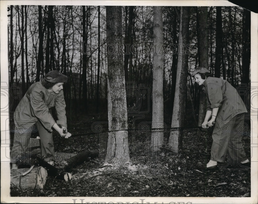 1944 Press Photo Sgt E Brandl, Cpl D Forbes cut trees fro farmer JF Wilson-Historic Images