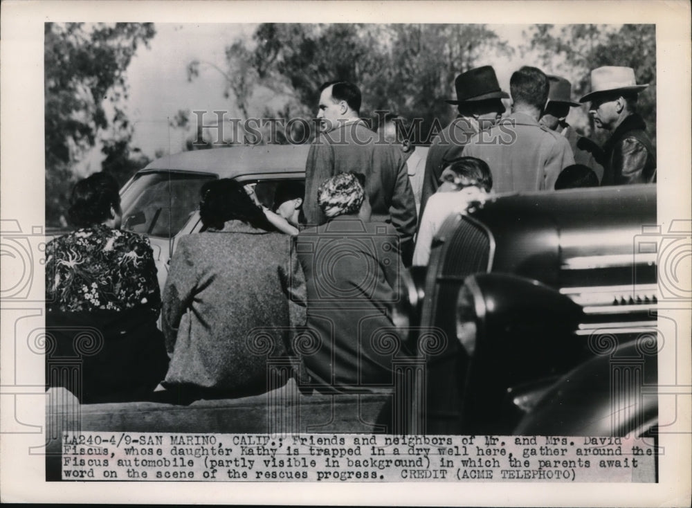 1949 Press Photo San Marino, Cal. Family at scene K Fiscus trapped in a well - Historic Images