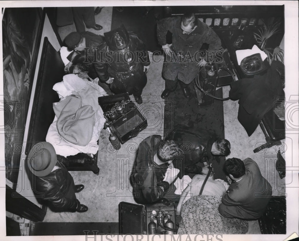 1960 Press Photo Chicago Firemen Working Mrs. Helen Ford, Sanda Lee, John - Historic Images