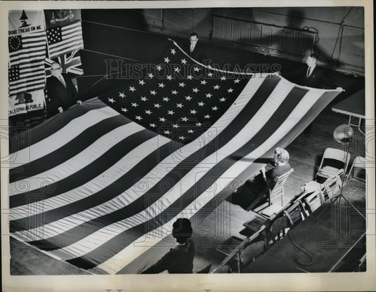 1963 Press Photo Mansfield Ohio's largest flag on display - Historic Images