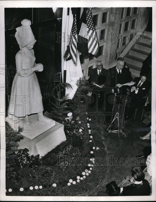 1956 Borden Cheese statue in France, M Harel,MA Foster - Historic Images