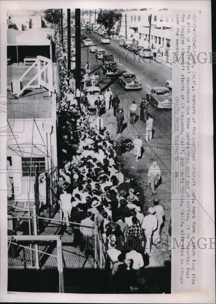 1952 Press Photo Burbank, Calif. Workers out on strike at Lockheed Aircraft - Historic Images