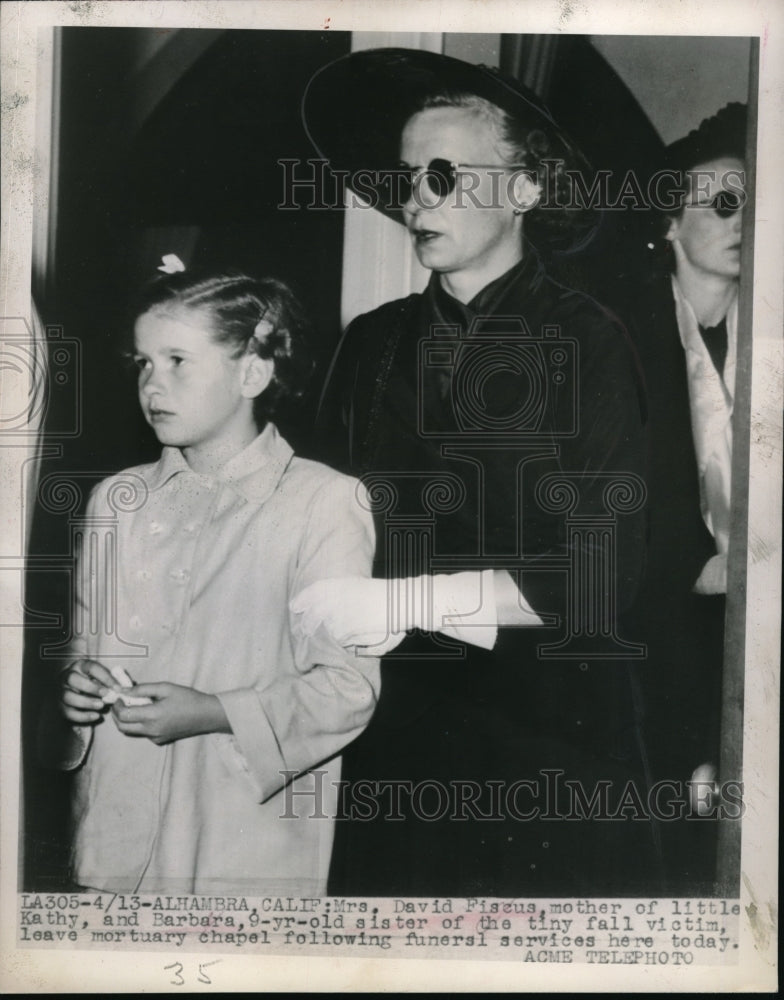 1949 Press Photo Alhambra, Cal. Mrs D Fiscus &amp; daughter Barb at funeral of sis - Historic Images