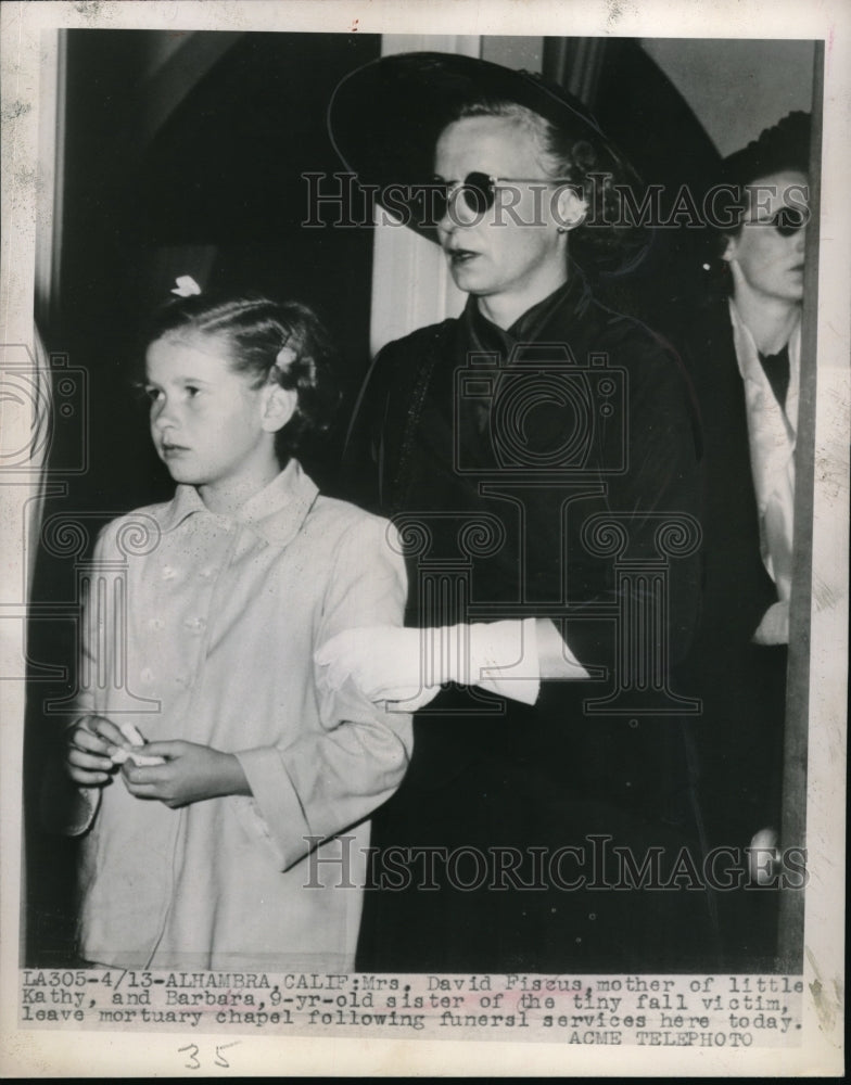 1949 Press Photo Alhambra, Cal. Mrs D Fiscus & daughter Barb at funeral of sis - Historic Images