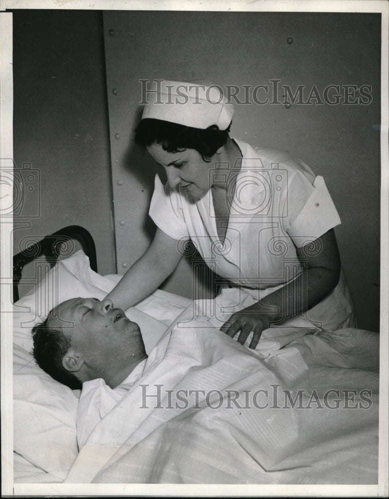 1940 Press Photo Nurse Nettie Stein Tends To John Marion Fox - neb50753 - Historic Images