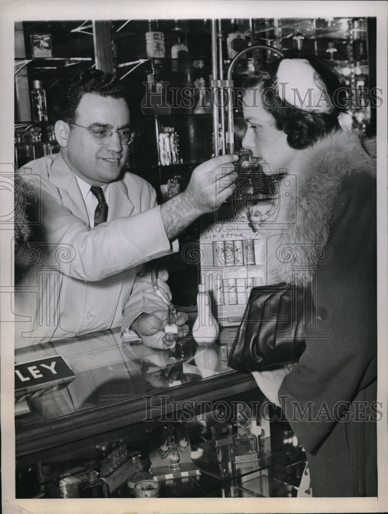 1944 Press Photo Mrs. Dorothy Vredenburgh, Sec. of Democratic Committee Shopping - Historic Images