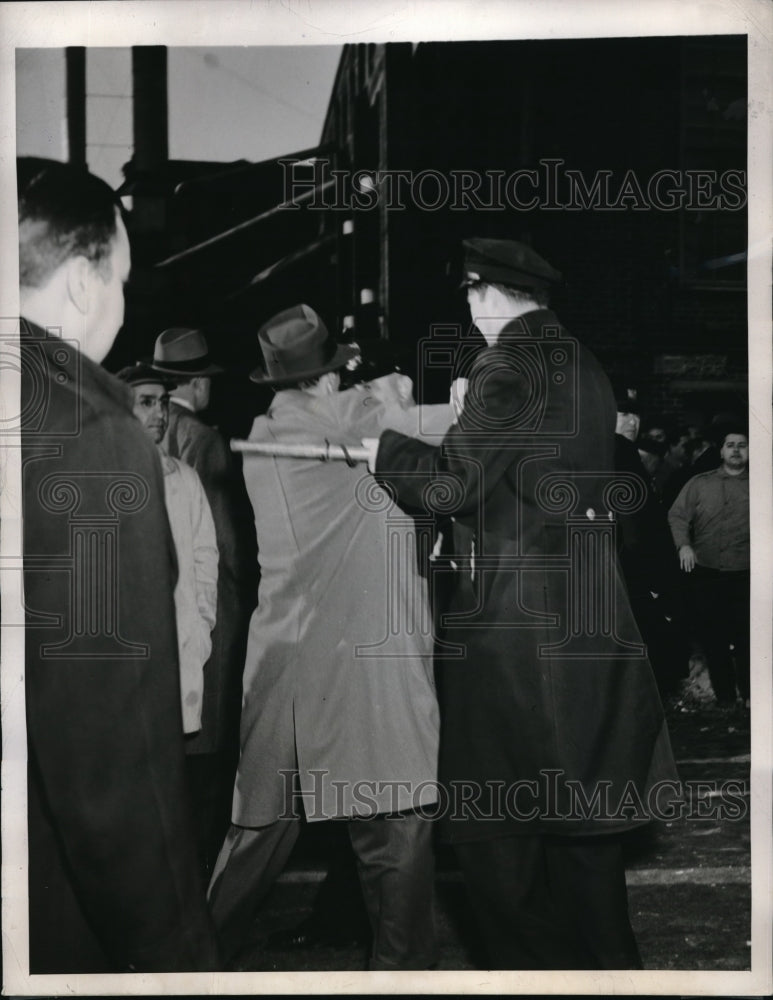 1946 Press Photo Police Smash Picket Line at Yale &amp; Towne Manufacturing Co. - Historic Images