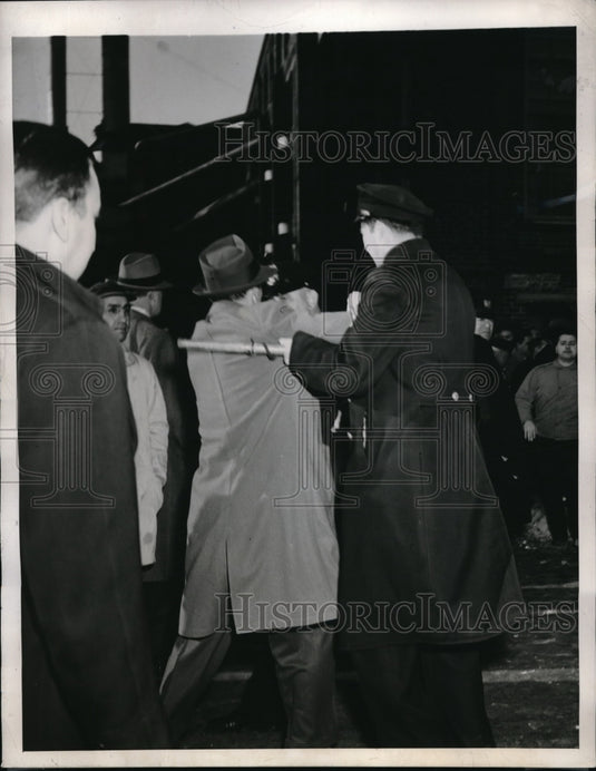 1946 Press Photo Police Smash Picket Line at Yale & Towne Manufacturing Co. - Historic Images