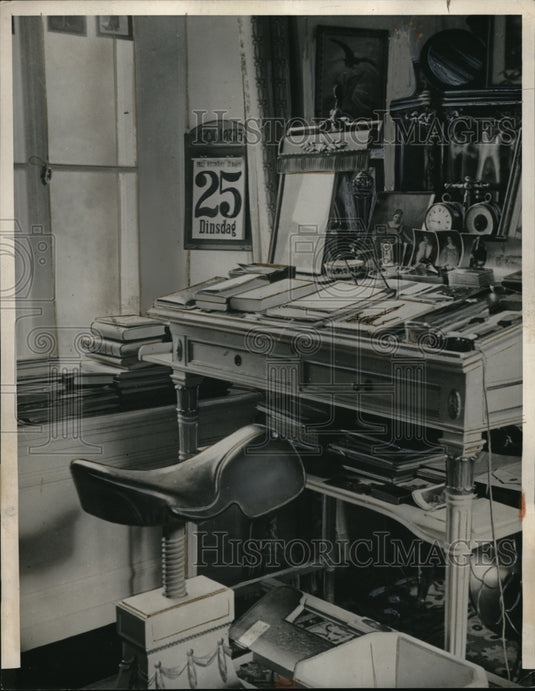 1932 Press Photo Desk of Kaiser From the Palace in Potsdam with Saddle Seat - Historic Images