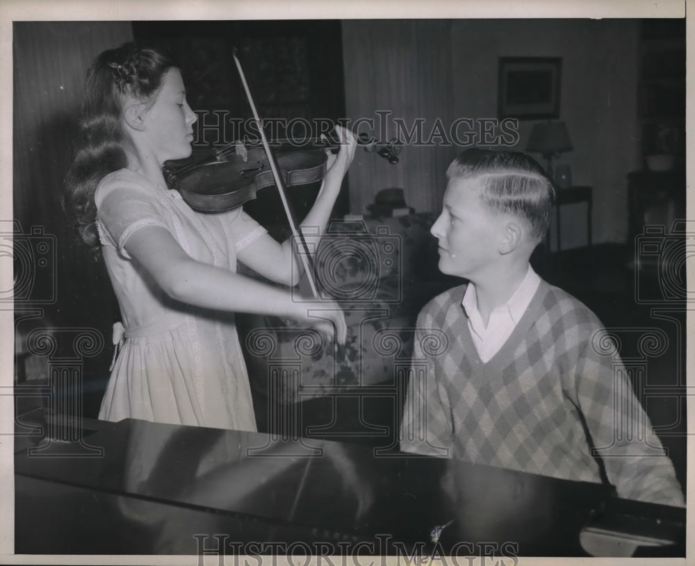 1945 Press Photo Terry &amp; JMansfeldt playing piano &amp; violin, mom at murder trial-Historic Images