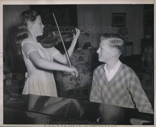 1945 Press Photo Terry & JMansfeldt playing piano & violin, mom at murder trial-Historic Images