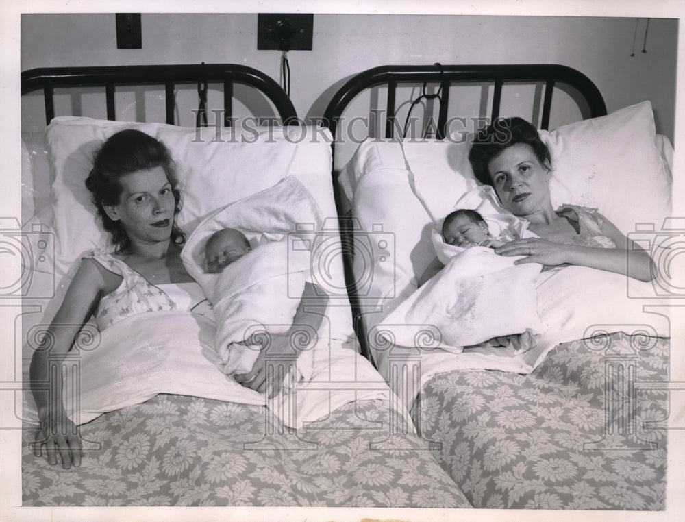1945 Press Photo Mrs Roy Morton & Mrs Vincent Metzger In Hospital With Newborns - Historic Images