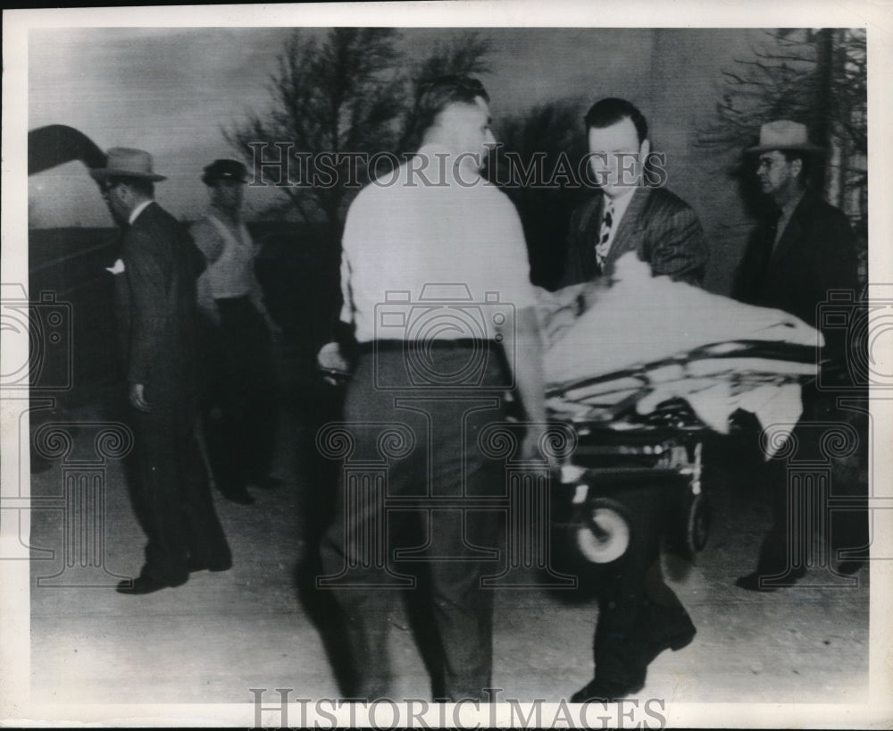 1950 Press Photo Amarillo, Tex. Burn victims removed from convalescent home fire-Historic Images