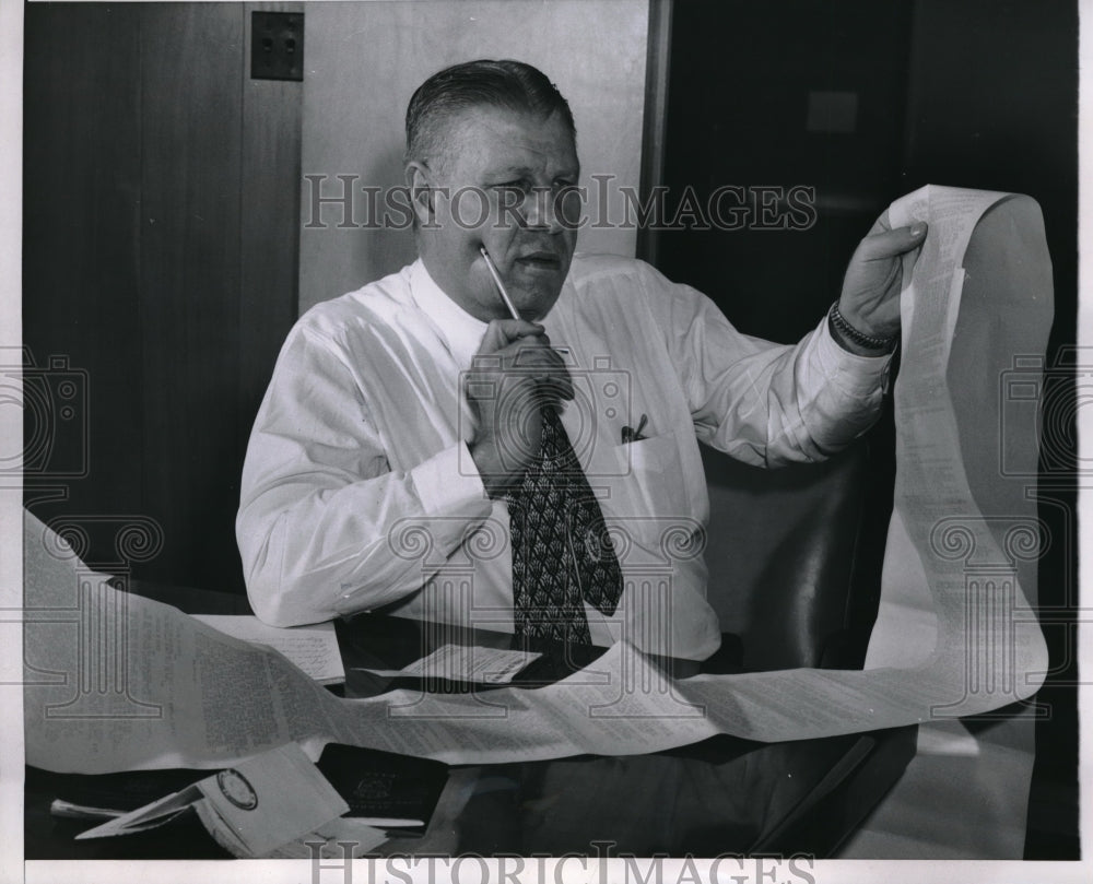 1957 Press Photo Chicago, Ill. Ragnar Benson head of construction firm - Historic Images