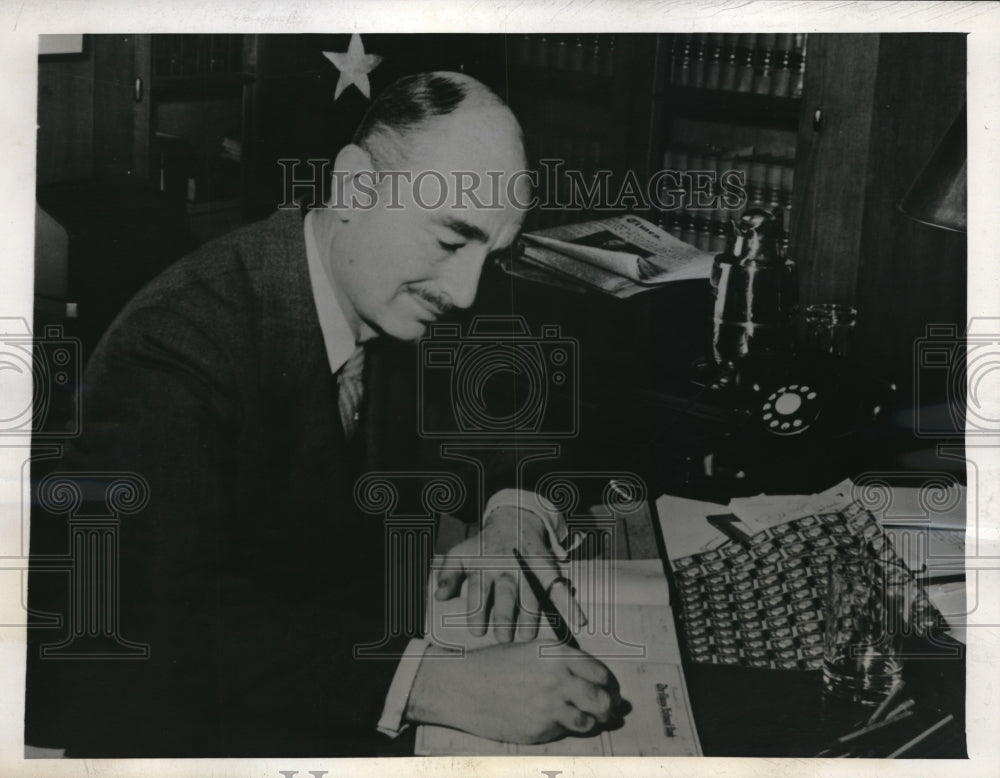 1943 Press Photo Hon. Francis Biddle Attorney Gen. Writes Check-Historic Images