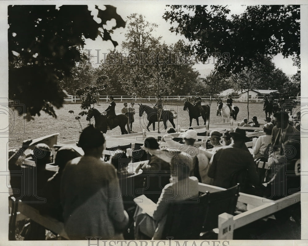 1933 Press Photo Judging Horsemanship of Children at Montclair Horse Show-Historic Images