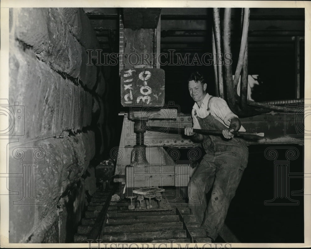 1934 Press Photo Worker moving Calver St. bridge to new location - neb51169 - Historic Images