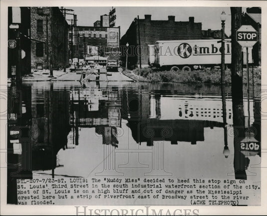1951 Press Photo St Louis, MoMississippi River floodwaters in city - Historic Images