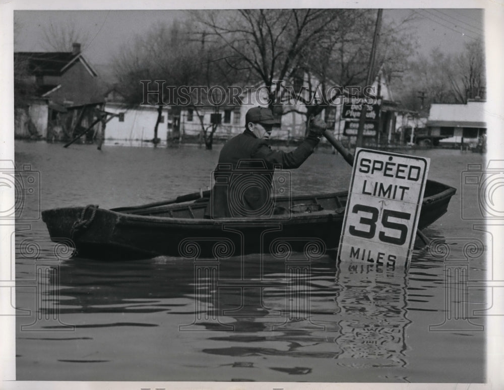 1948 Press Photo Canton, Mo. resident in boat on flood waters - Historic Images