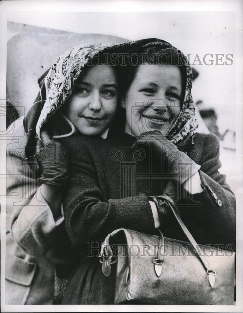 1947 Press Photo Two London Girls Waiting for Glimpse of Princess Elizabeth - Historic Images