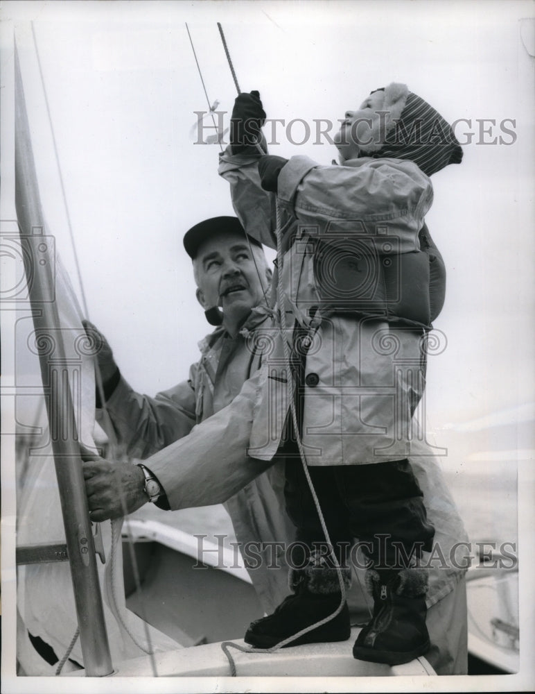 1958 Press Photo Stephan Ward Bell Arthur Knapp Jr. Sail Port Washington - Historic Images