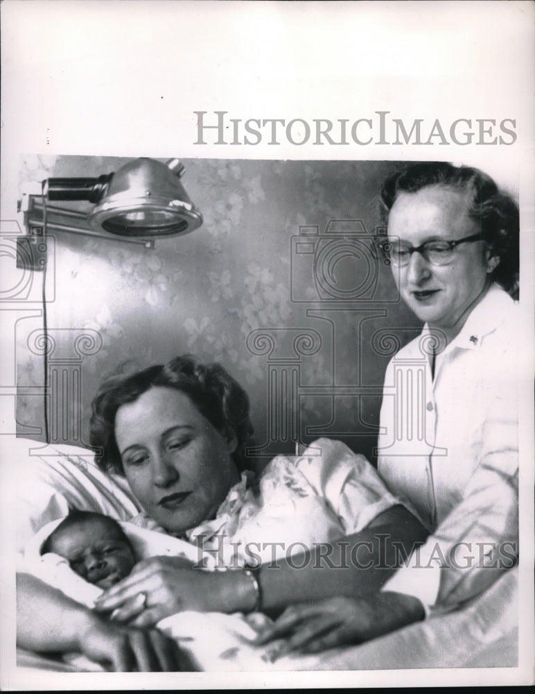 1957 Press Photo Marie Jones helped Jackie Hill to deliver her baby by telephone-Historic Images