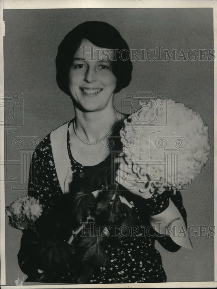 1931 Press Photo Miss Mildred Brownell with largest and smallest Chrysanthemums-Historic Images